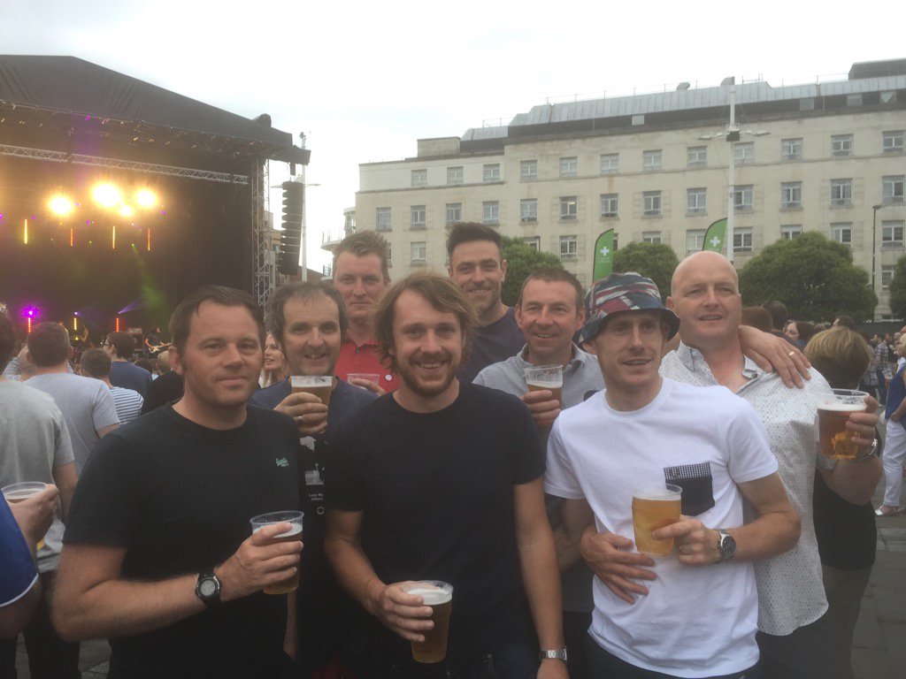 Pilks78's tweet photo. 90's reunion 😃🍺 #oceancolourscene #shedseven #Leeds https://t.co/AR82qcvhEb