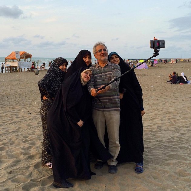 Irangreetsyou's tweet photo. #FolksofIran #traveltoiran #selfie #hijab #traveling #family #gaurdian
#reachfortheunknown https://t.co/GCaZfT846v