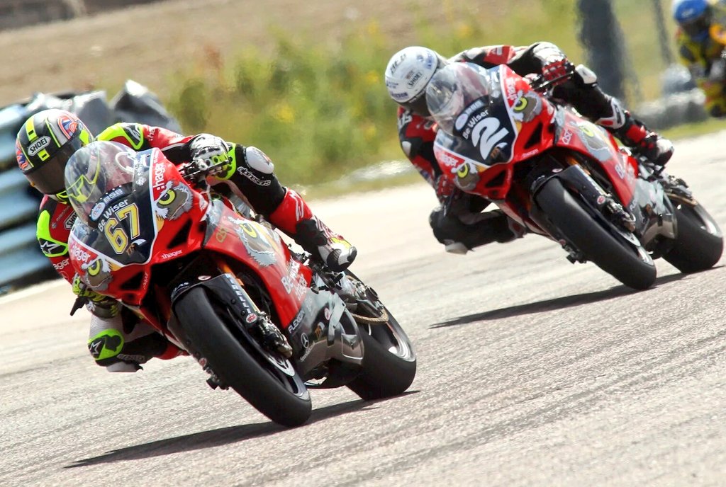 RGrego1's tweet photo. Ducati #ThruxtonBSB #forzaducati @GIrwinRacing @DucatiUK #ducati https://t.co/fQpMFQy9EZ