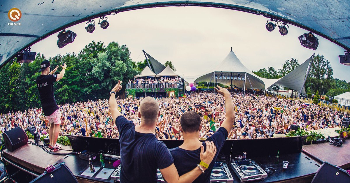 Tomorrowland <3 Had a blast playing together with @Noisecontroller https://t.co/7d2ZTPUlYA