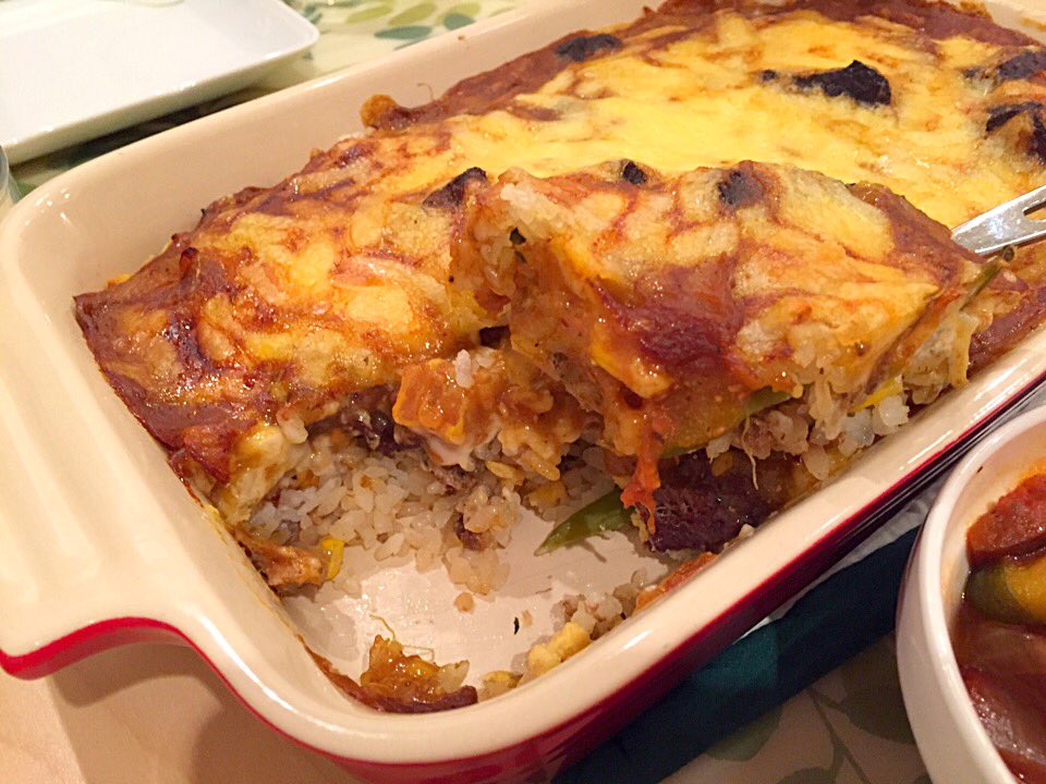 yucaticatac's tweet photo. いろいろご飯を作成&ケールのサラダとハンバーガーの差し入れ🍔🍴牛タン煮込みカレーのドリアなかなかうまくいった👌
#bigdinner #homemada #manyvegetables #おなかいっぱい💛 https://t.co/65O6ctieAz