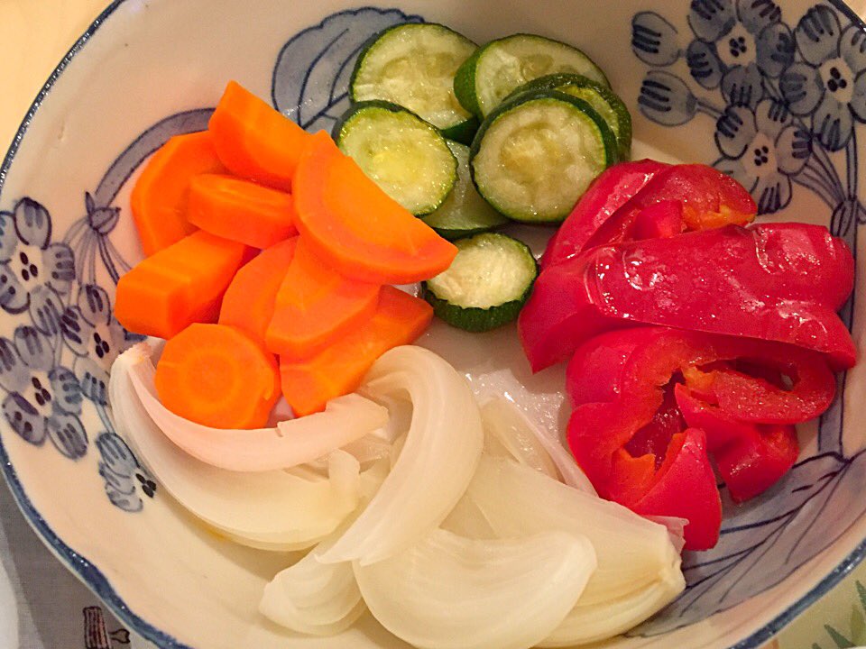 yucaticatac's tweet photo. いろいろご飯を作成&ケールのサラダとハンバーガーの差し入れ🍔🍴牛タン煮込みカレーのドリアなかなかうまくいった👌
#bigdinner #homemada #manyvegetables #おなかいっぱい💛 https://t.co/65O6ctieAz