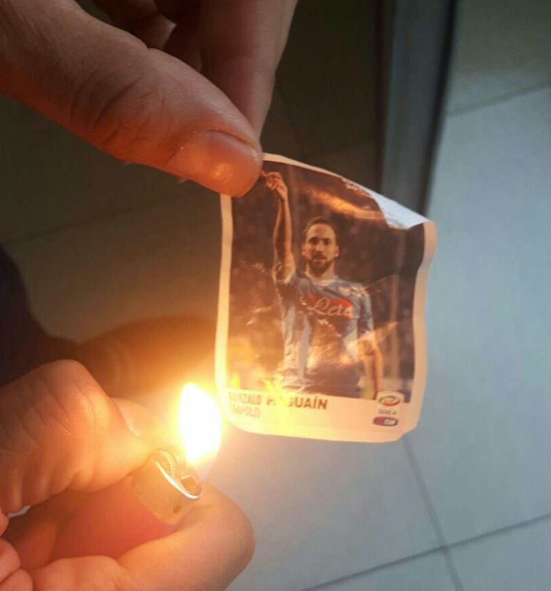 ADP1113's tweet photo. Higuain on fire. https://t.co/2PEp3mXUxN