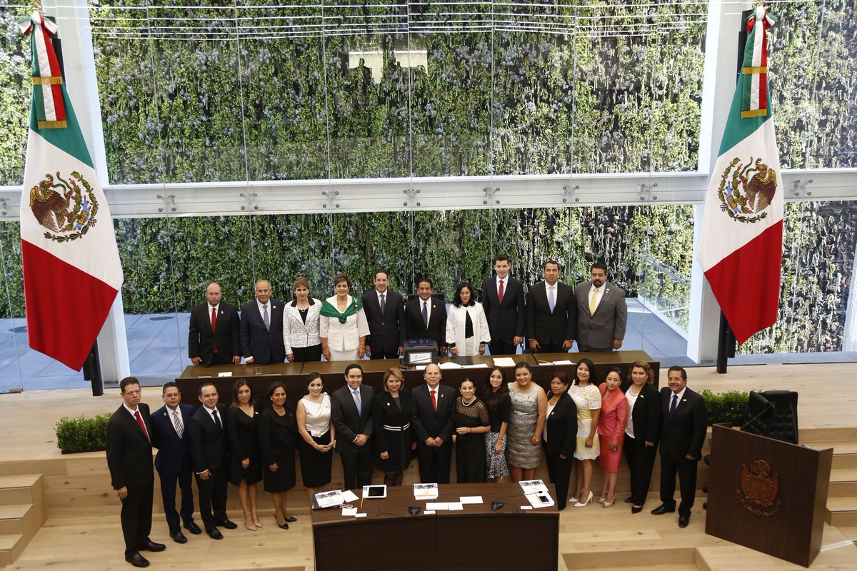 PanchDominguez's tweet photo. Cumpliendo con la Constitución Política del Estado hice entrega de mi 1er Informe a @Legislatura_Qro #QroEsElCamino https://t.co/LLUf4JeCqf