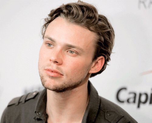 When someone's telling a Story and you tryna look interested but you just thinking about what you gon eat later