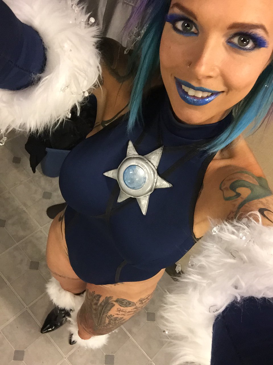 Anna Bell Peaks on Twitter: See me Freeze some balls! #bts #selfie.