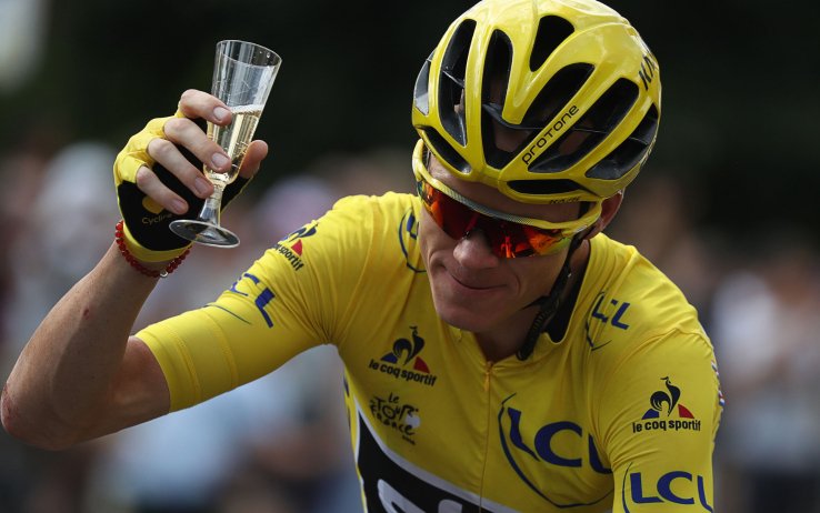 SkySport's tweet photo. Froome, sfilata e brindisi in bici: il Tour de France è suo https://t.co/o0K7ScX7YH #SkySport https://t.co/PomJCT7FqR