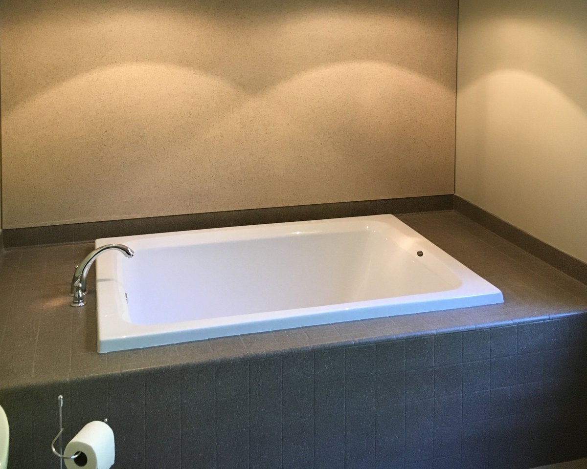 MiraclemethodGA's tweet image. The wall mirror and tile surround was refinished here. Visit our website miraclemethod.com/northeast-geor…