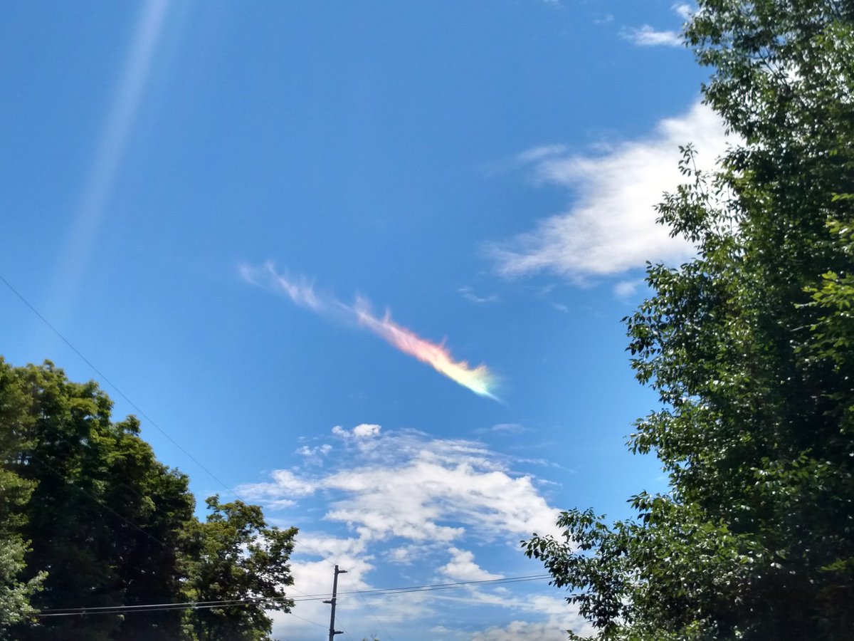 commandFlipper's tweet photo. @JimCantore  in New Hartford New York... "Rainbow cloud" https://t.co/gbDxQQFwmh