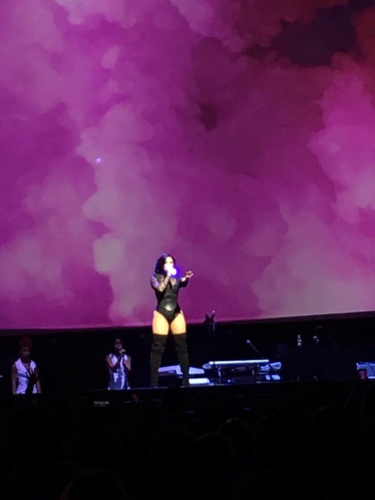 demilovatoperu's tweet photo. Demi durante su actuación en ayer en toronto. (23/julio) #FutureNowToronto #FutureNowTourToronto https://t.co/glSecRKgP9