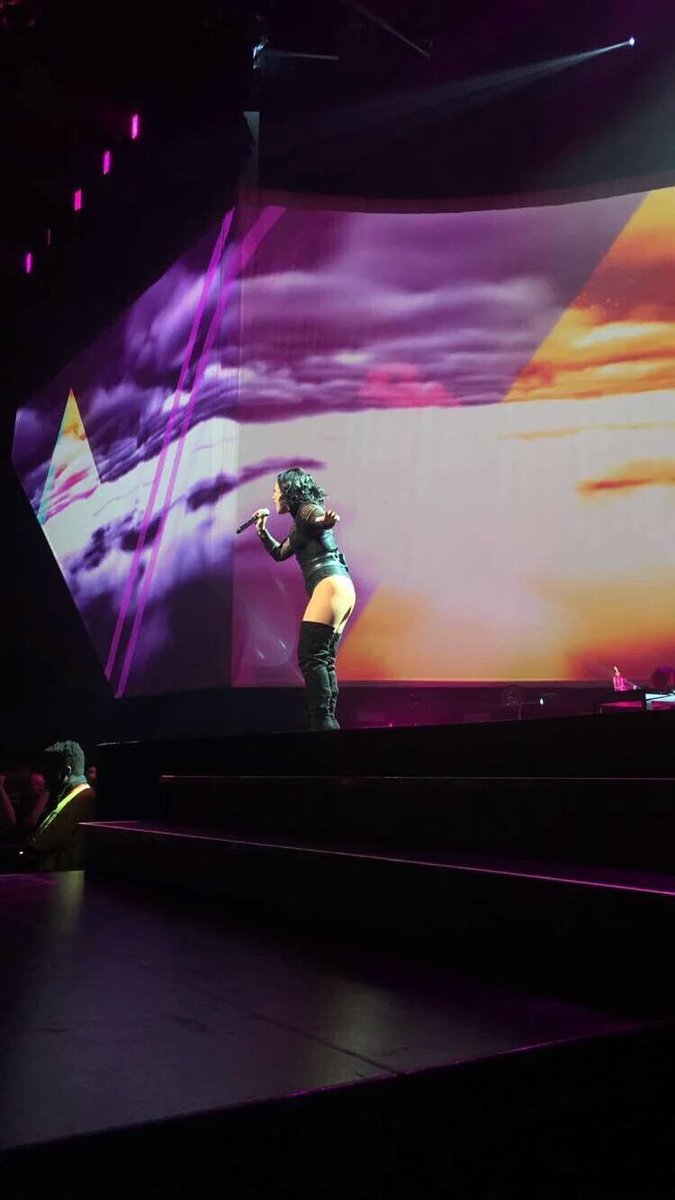 demilovatoperu's tweet photo. Demi durante su actuación en ayer en toronto. (23/julio) #FutureNowToronto #FutureNowTourToronto https://t.co/glSecRKgP9