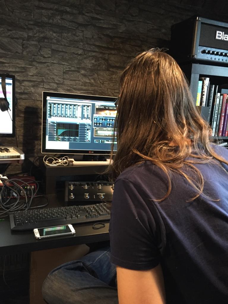 BarbikanBand's tweet photo. Greg pretending he knows what he's doing https://t.co/SgX0oW7WIO