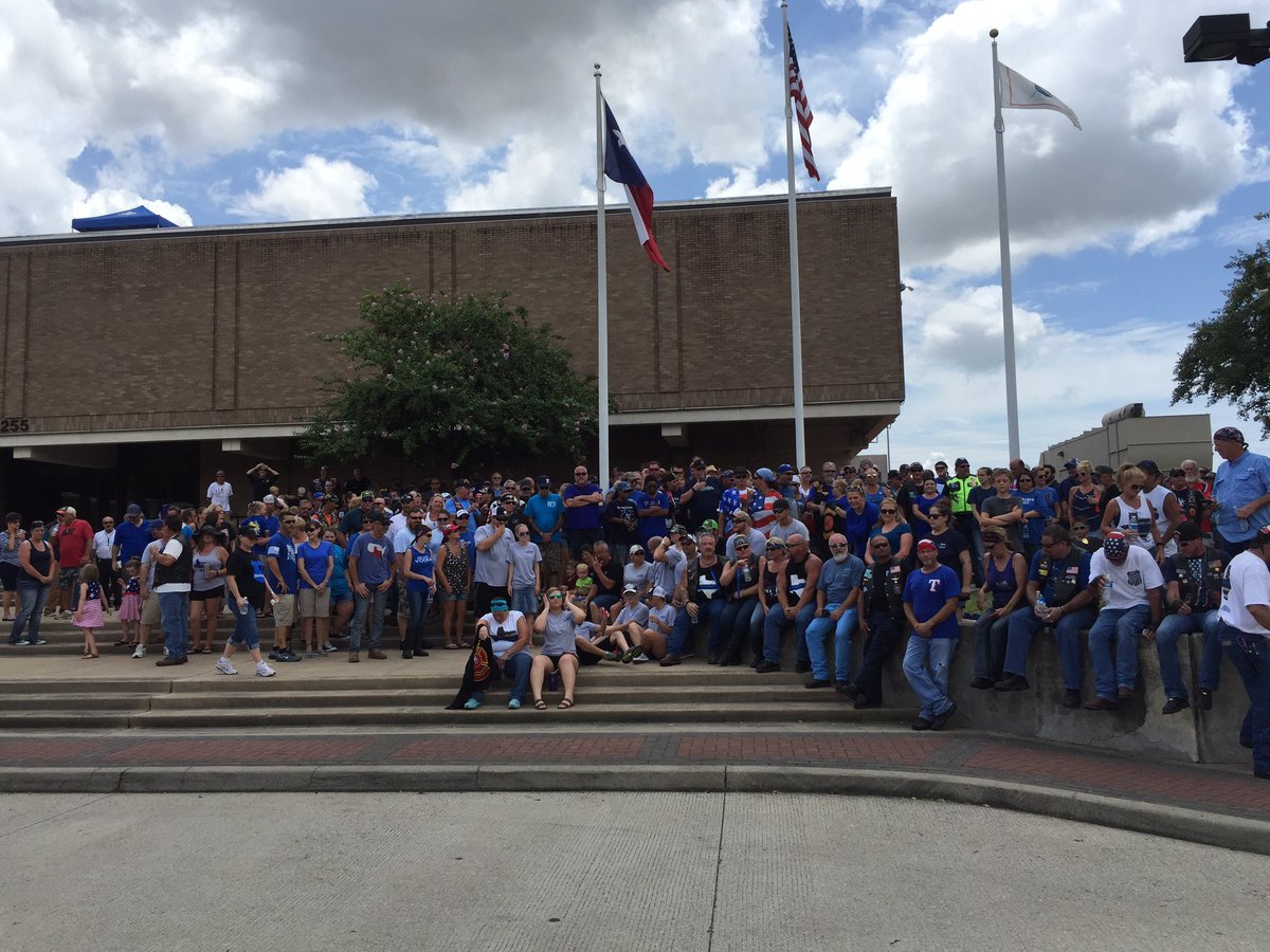 EzzyCastro's tweet photo. Ride for Blue riders taking a group pic that will be sent to @DallasPD #RideForBlue @12NewsNow https://t.co/2AqrUhFwRN