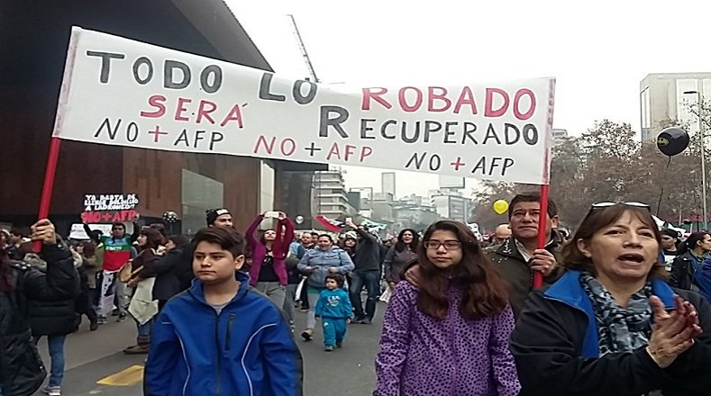 teleSURtv's tweet photo. #NoMasAfp Miles de chilenos se movilizan contra las bajas pensiones de jubilados https://t.co/1jS0sLTLBT https://t.co/NcrQRelEk8