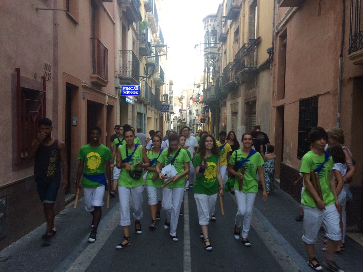 Ball_Bastons's tweet photo. The walking verd! #bastons#assaiggeneral #festamajor16 #SantaAnna2016 #ElVendrell #FM16 #bastoners https://t.co/EqYHsOie1G