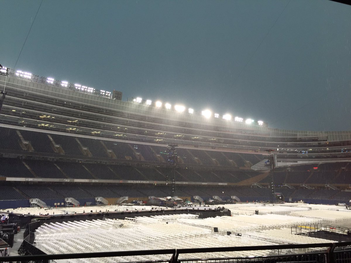 Arcardila's tweet image. If your here with me, let's stick out this storm guys! Coldplay is worth everything! #ColdplayChicago