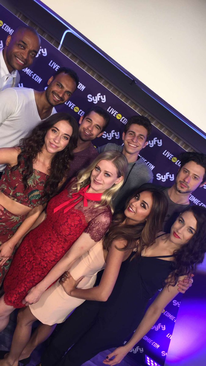 TheMagiciansES's tweet photo. Me encantan 💜 #TheMagicians #MagiciansSDCC https://t.co/DUr306E5kW