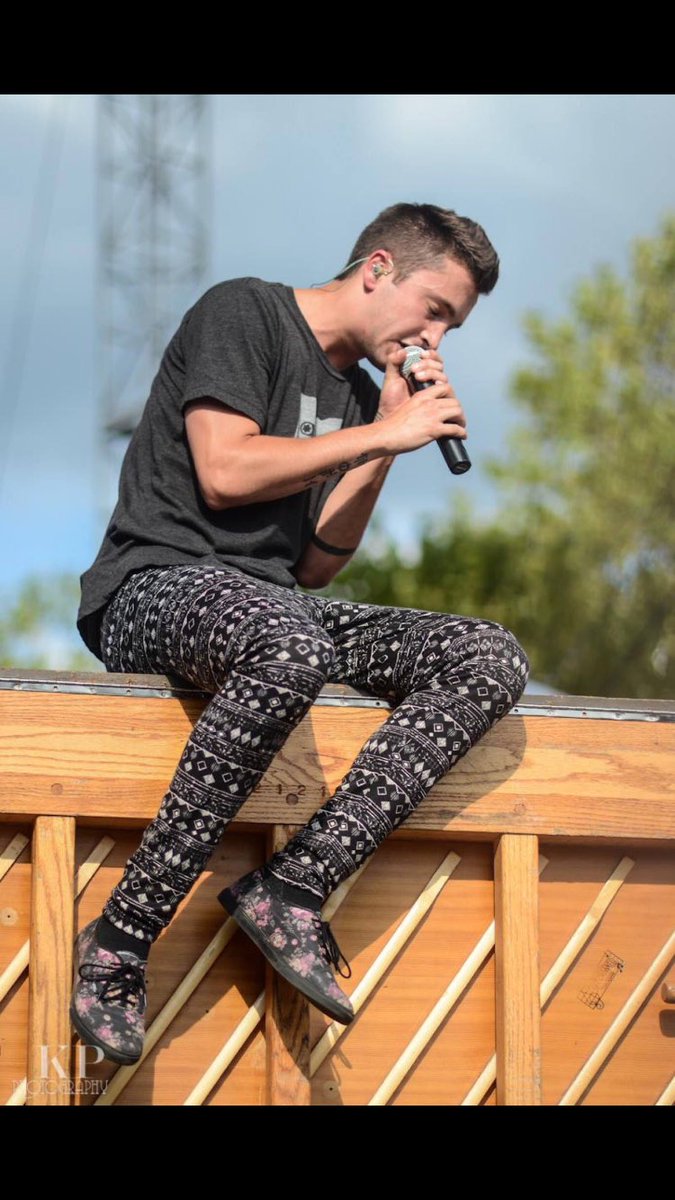 getoutgaskarth's tweet photo. tyler joseph breaking gender roles rt if you agree https://t.co/vpfff340T2