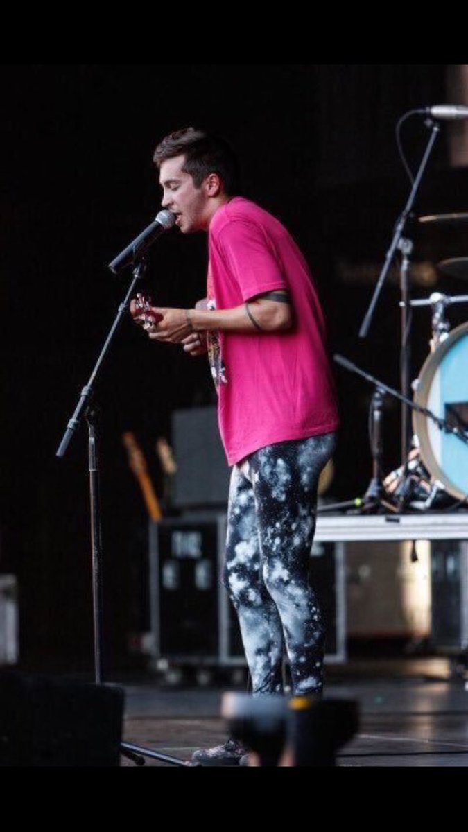 getoutgaskarth's tweet photo. tyler joseph breaking gender roles rt if you agree https://t.co/vpfff340T2