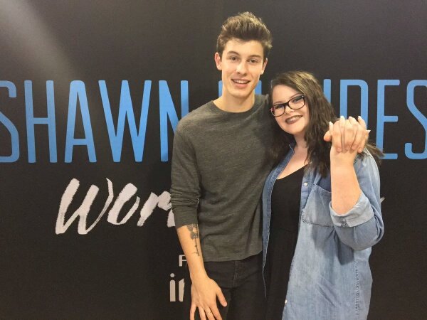 ShawnMendesAFID's tweet photo. Shawn with fans at mng #ShawnWorldTourSanJose https://t.co/yzEnyW5hkV