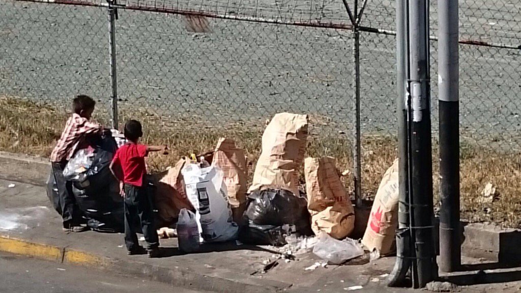 Beadrian's tweet photo. Cada día vemos a más niños y adultos buscando alimentos  en la basura.Foto Turmero #VTVocultaElHambre https://t.co/JaNrDCeTAG