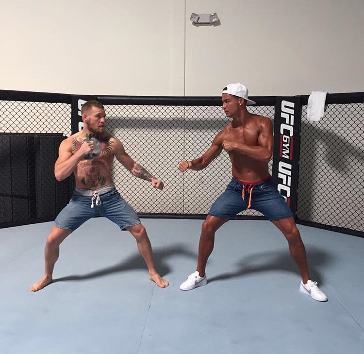 ESPNmx's tweet photo. ¡Mano a mano entre @Cristiano y @TheNotoriousMMA!

Las figuras saltaron al octágono.

https://t.co/5kqNe8WCSW https://t.co/F1KLfsoLnk