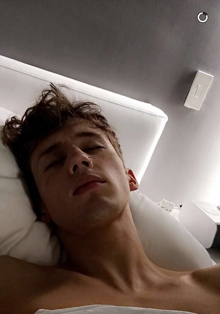 troyesivan96's tweet photo. Jwtzt luege ich erotisch &amp; gelangweilt im bett https://t.co/GPrYiGUDms