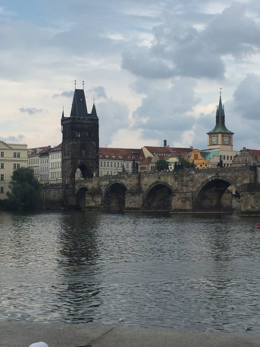 Dünyada son bash veren hadisellerle bagli, ushaqlar cox insan yigini olan yerlere getmeye qorxurlar