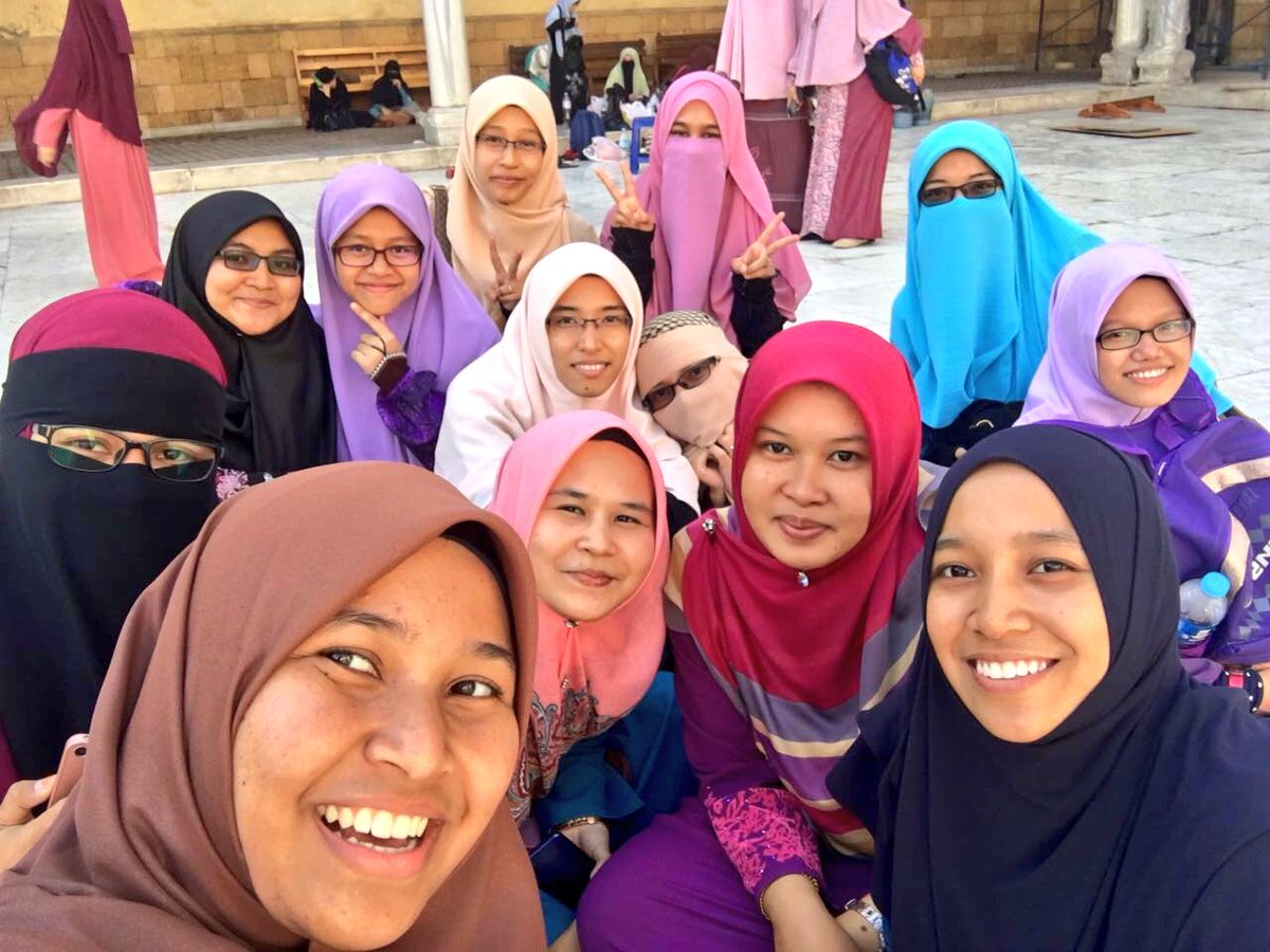 AlifahBahri's tweet photo. Kerana dirimu begitu berharga. Ukhuwah sampai Syurga menuju KeredhaanNya 🌹🌹🌹

#inderakayangan
#ALOfficial https://t.co/YCONHRr1n0