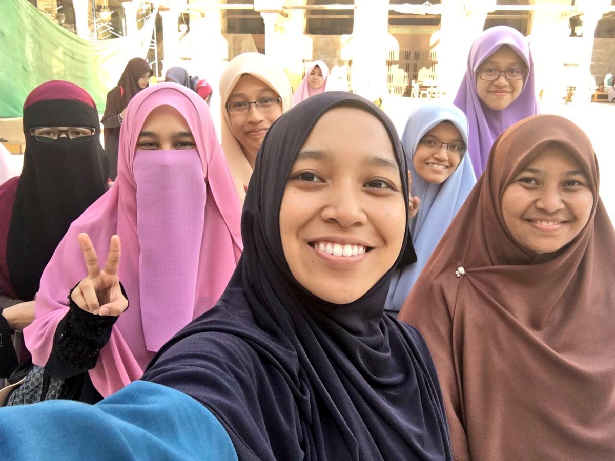 AlifahBahri's tweet photo. Kerana dirimu begitu berharga. Ukhuwah sampai Syurga menuju KeredhaanNya 🌹🌹🌹

#inderakayangan
#ALOfficial https://t.co/YCONHRr1n0