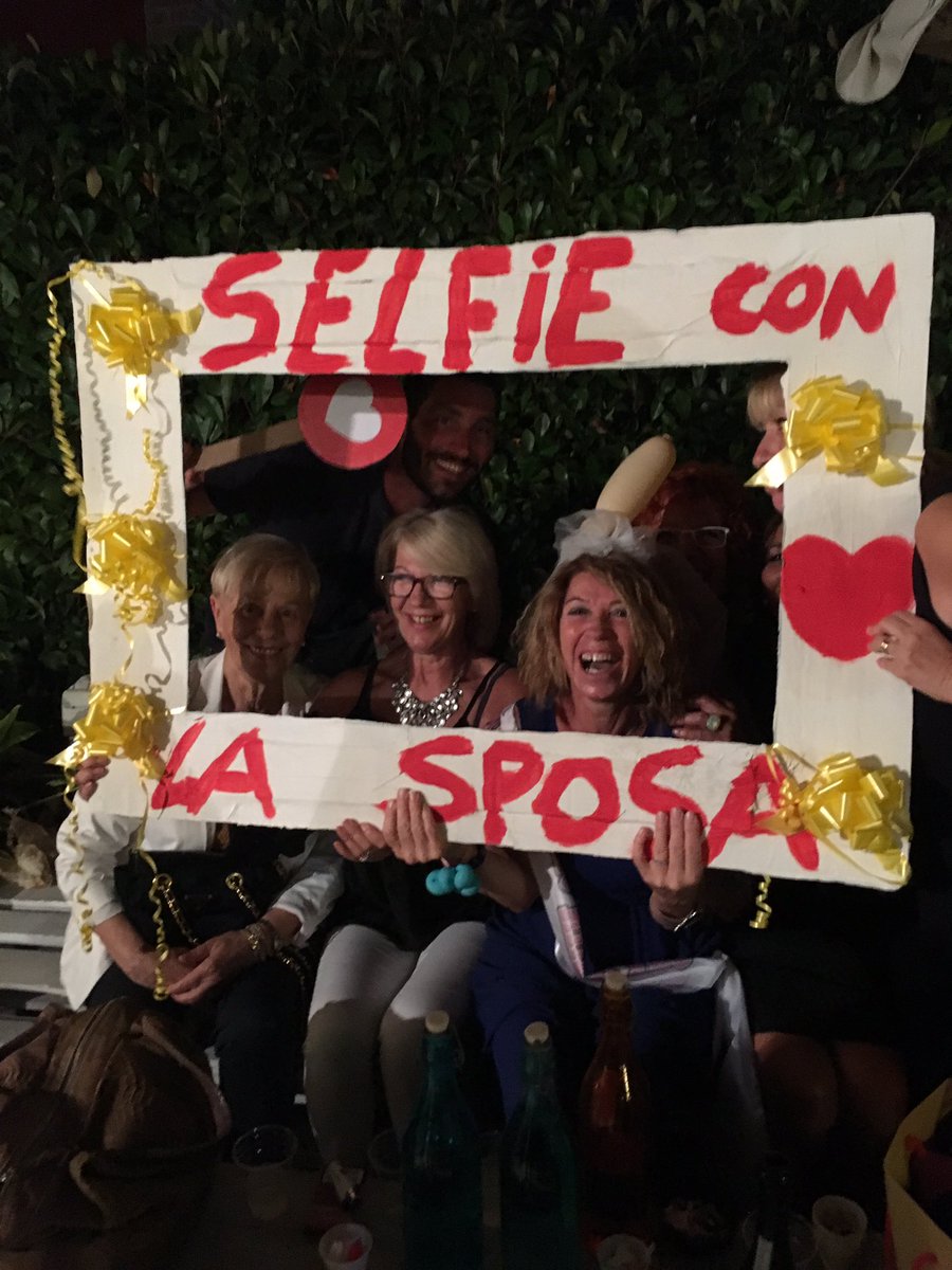 cini3's tweet photo. SELFIE CON LA SPOSA! #fallobene @hangoverskin @LuccaAttiva @nieri_chiara https://t.co/XXTCxLqgDn