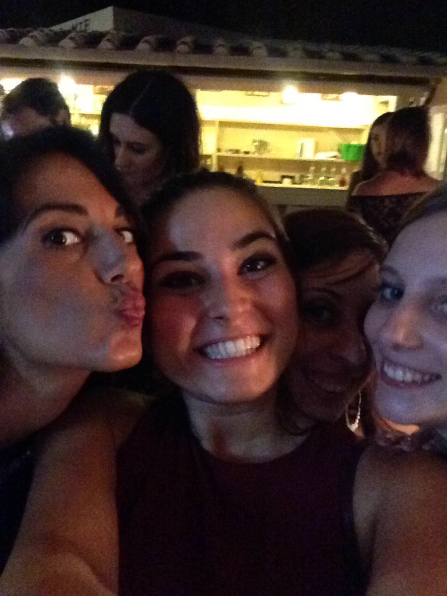 LauraBotrini's tweet photo. Si fa?? Basta #fallobene 🎉😎@LuisaIncrocci @cini3 @nieri_chiara https://t.co/Om31eYZJz7