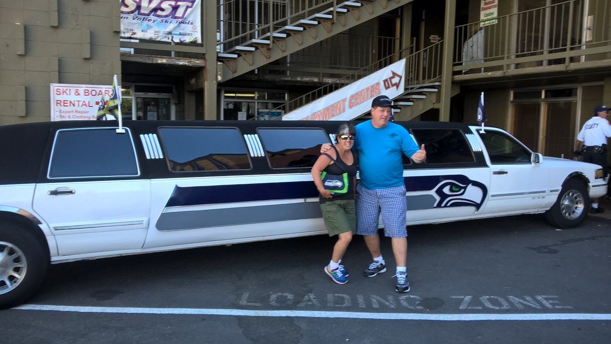 RoxannSterling1's tweet photo. @LimoOfBoom Who are you? This totally made my day yesterday in Reno, Nevada! Thanks guys! GO HAWKS!!🏈🍻 https://t.co/FOOsCpuTP6
