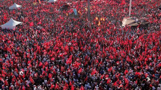Inédita marcha en Turquía por la democracia y contra el autoritarismo clar.in/2a2PyTu