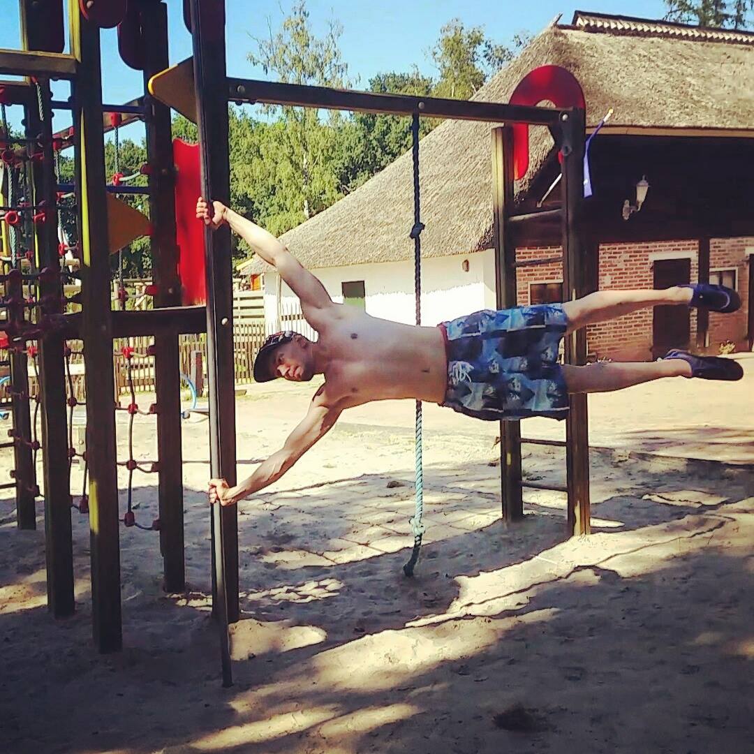 FitEdgeOfficial's tweet photo. human flag. #humanflag #vacationtime #youtube #mruniverse #mrolympia #bodybuilding #champion https://t.co/4igmwlqjSH