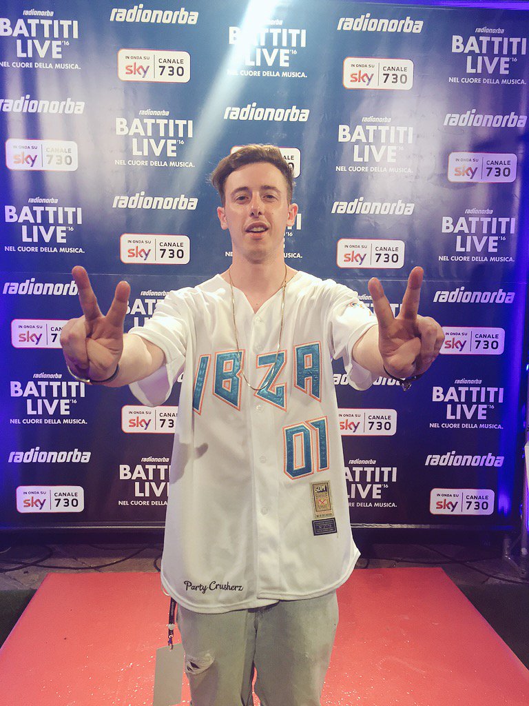 thetrueshade's tweet photo. Live dal Battiti! ⚡️
#pringleskaraoke. https://t.co/WOmesiVRfL