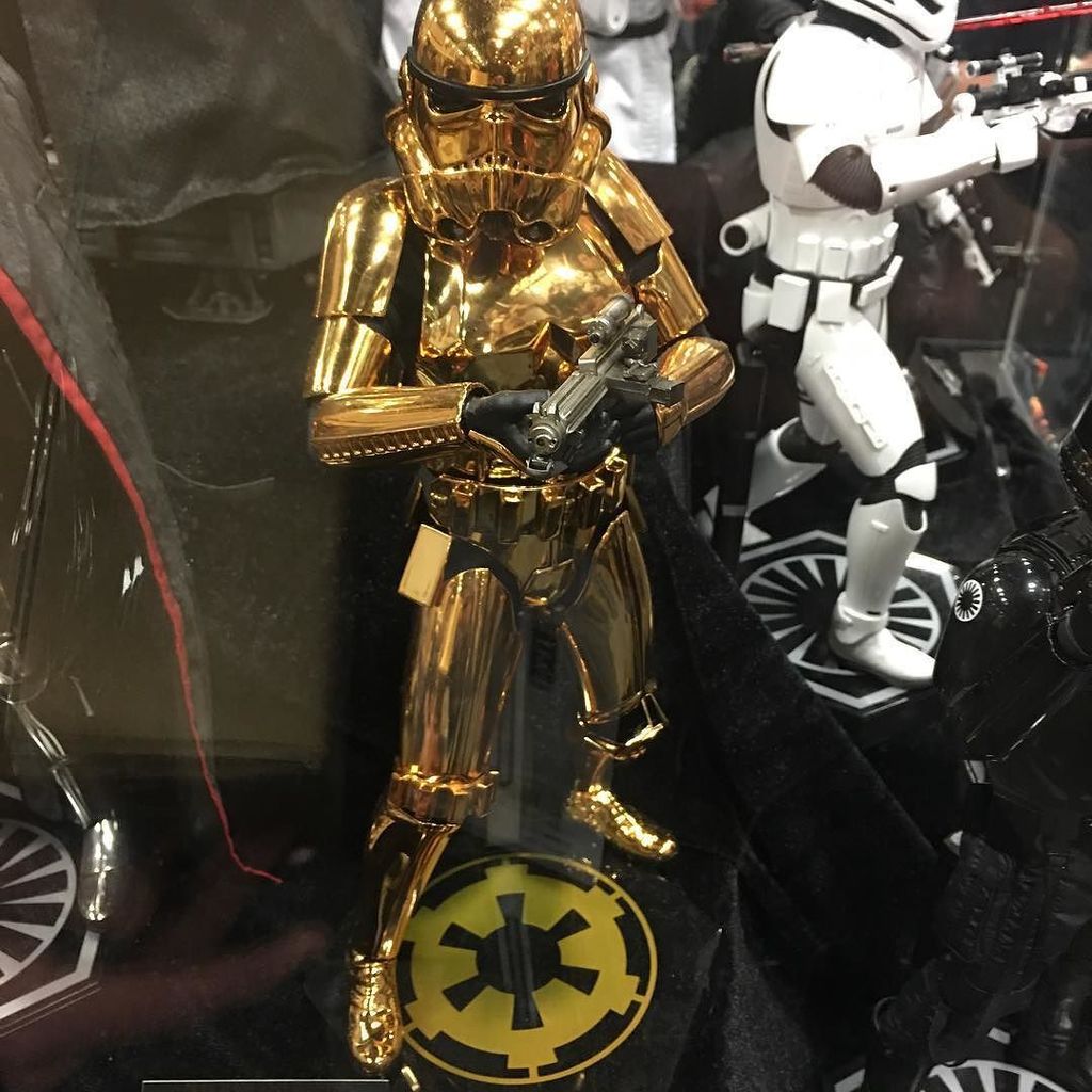 blackopstoys's tweet photo. Score #starwars #stormtrooper #sdcc #sdcc2016 #sideshowexclusive #bling #gold https://t.co/Ine9e7uPit