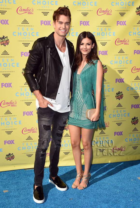 .<a href="/VictoriaJustice/">Victoria Justice</a> &amp; <a href="/PiersonFode/">Pierson Fodé</a> looking fab at last year's #TeenChoiceAwards!