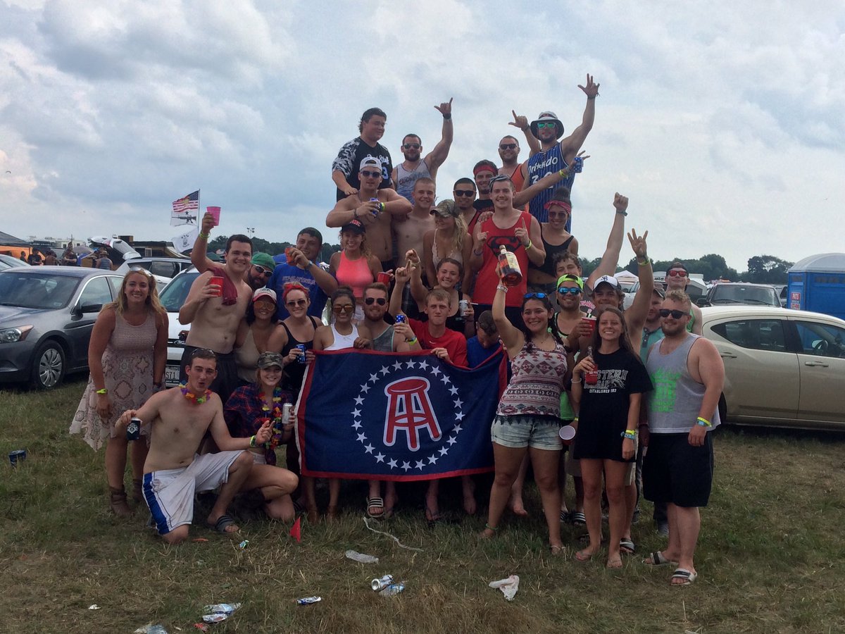 rich_houls10's tweet photo. Tits out for the boys #Viva #twointhepinkoneinthestink #CountryThunder https://t.co/iYKfdtITI0