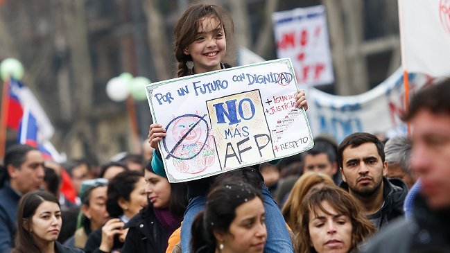 Cooperativa's tweet photo. Gobierno tras marcha "No + AFP": El tema de las pensiones es un gran desafío https://t.co/uX0OiNejI3 https://t.co/8C1uVVs1UL