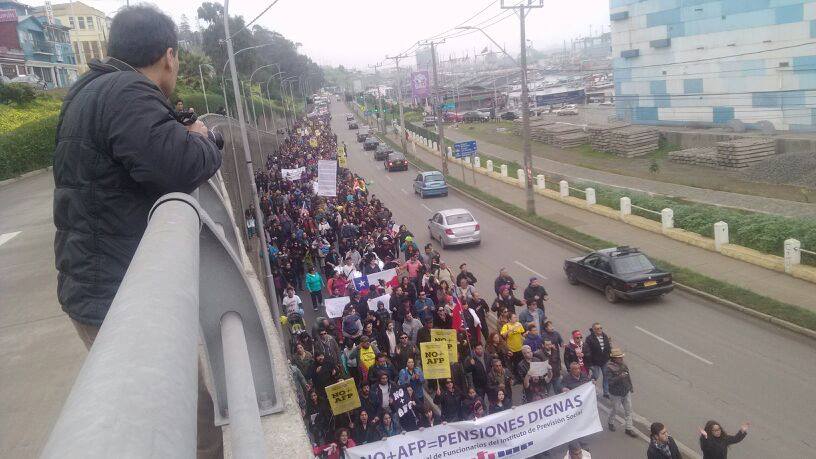 alfrefarias's tweet photo. San Antonio también repletó sus calles, en #Marcha por un cambio al Sistema Previsional. #NOMasAFPs https://t.co/f10RVrHZKt