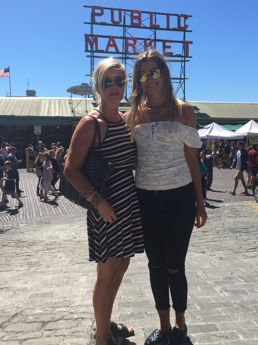 wmuckalt's tweet photo. Great day in the Pacific NorthWest #pikeplacemarket #bestchowder #lululemon =happy ladies https://t.co/8MRrrfpgz0