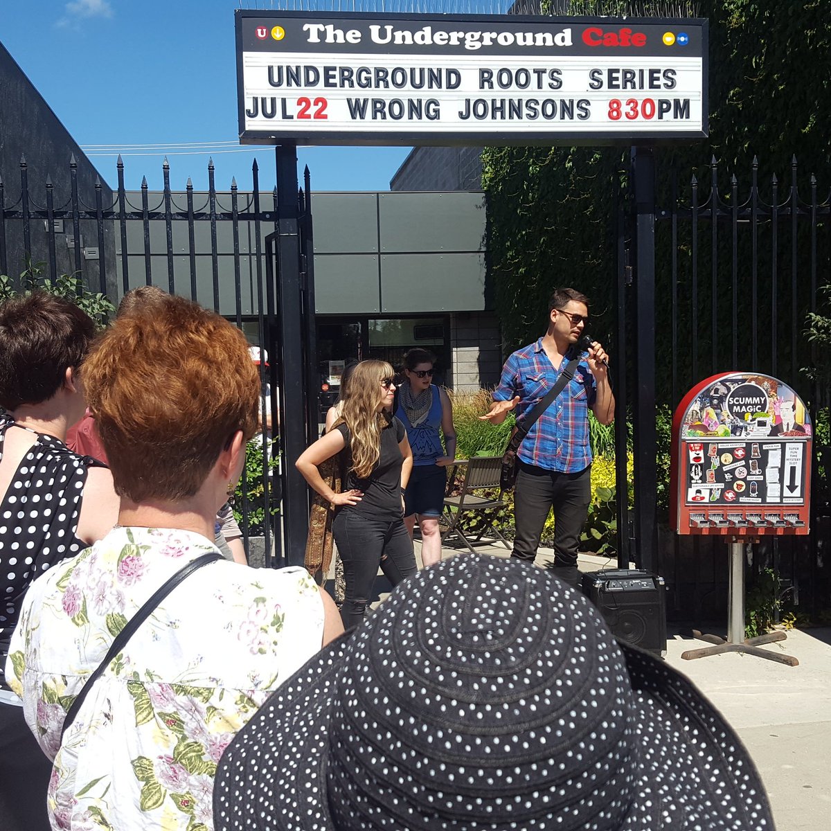 SaskStreetMeet's tweet photo. Walking Tour! #streetmeet2016 https://t.co/xyMUJWzITP