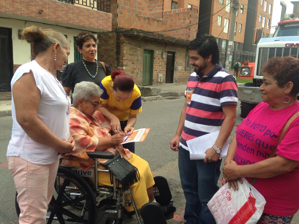 seguridadmed's tweet photo. Doña María con 82 años, habitante del barrio El Chagualo de La Candelaria, decidió paraticipar en jornada de #PPyPL https://t.co/PKjsTbwoN6