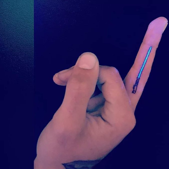 LearnBodmod's tweet image. 💥 Zayn Malik 💥
- tattoo. 

[Sans &amp;amp; Avec lumière ultra violette]