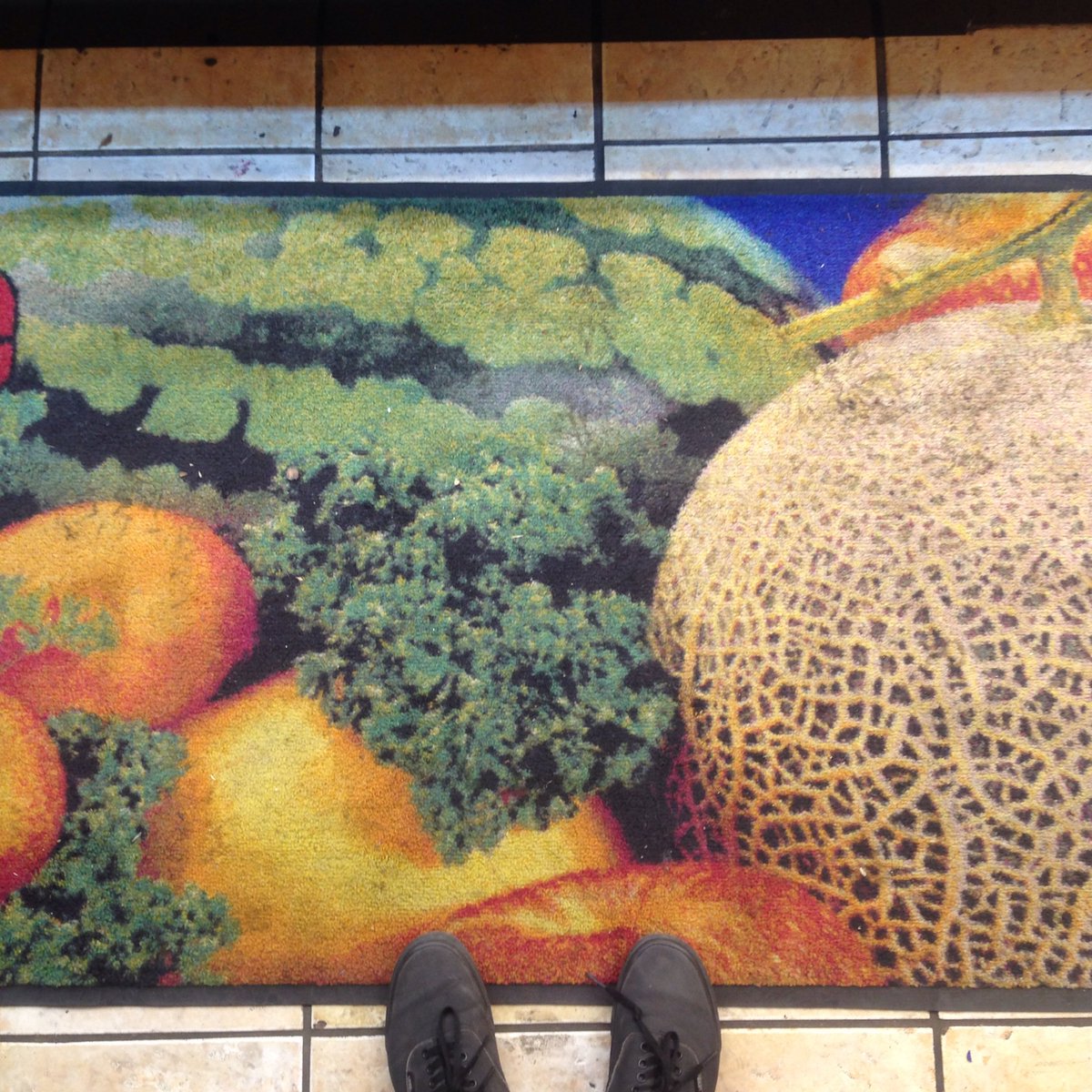 _RyanL's tweet photo. Found the rug of my dreams at Foodland... https://t.co/RVQOmnufb2