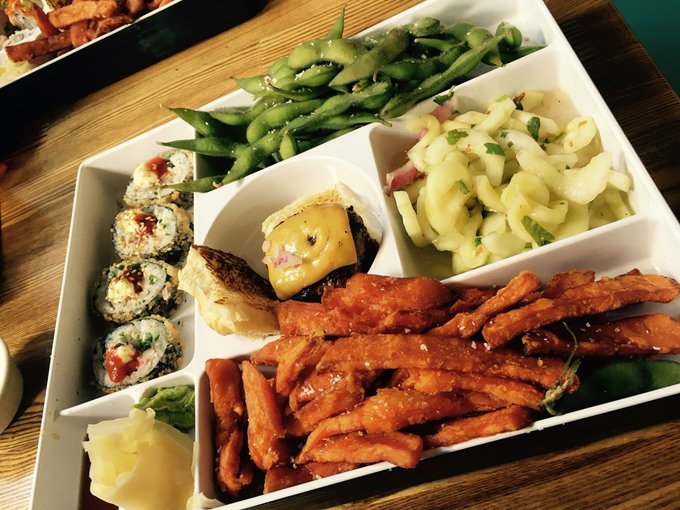 Sushi + burgers?! Haha! that equals YUM 👌 https://t.co/4F1SeBpubl