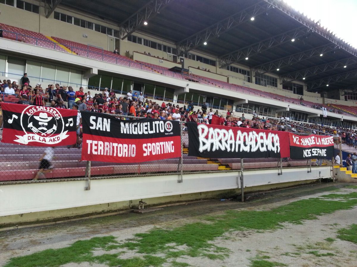 PanamaTopSports's tweet photo. Las Barras se hicieron presente en el Rommel Fernandez a alentar a sus equipos #LPF https://t.co/e4xywZymp8