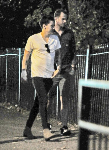 1DAllUpdatesxx's tweet photo. Harry out in London (23.07.2016) (5-8) https://t.co/xotX4vZvPH
