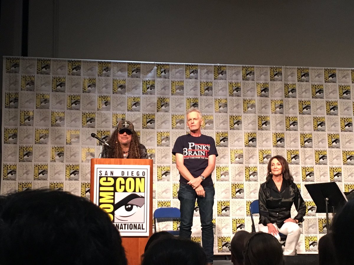 Az_Rael77's tweet photo. Put a Brain in the Whitehouse 2016!!  #sdcc #animaniacs #AnimaniacsLive https://t.co/imHPi3P4pk